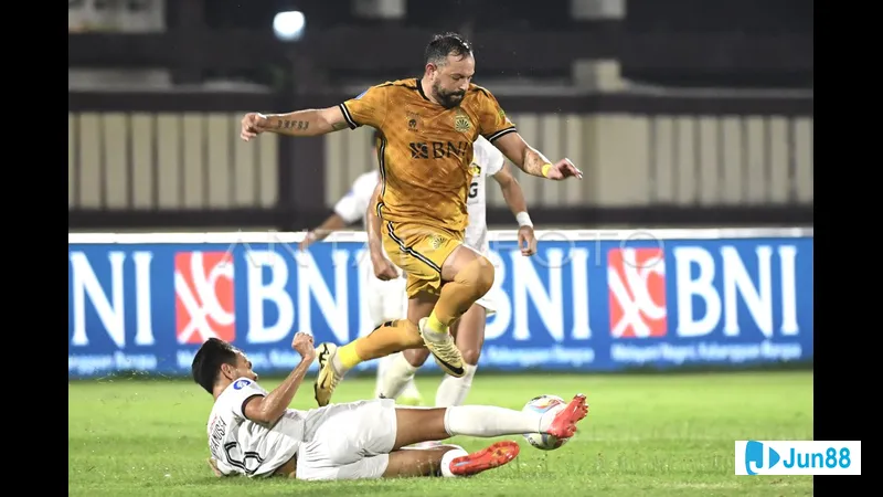 Hành động trong trận đấu giữa Bhayangkara và Persik Kediri