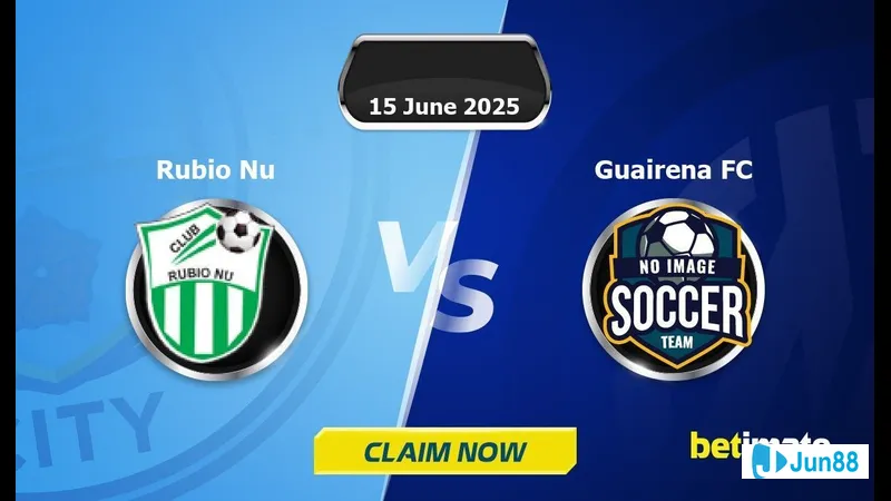 Các cầu thủ Guairena và Rubio Nu tranh chấp bóng trên sân cỏ