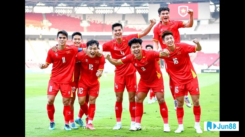 U23 Việt Nam thi đấu với U23 Singapore trong trận đấu căng U23 Việt Nam thi đấu với U23 Singapore trong trận đấu căng
