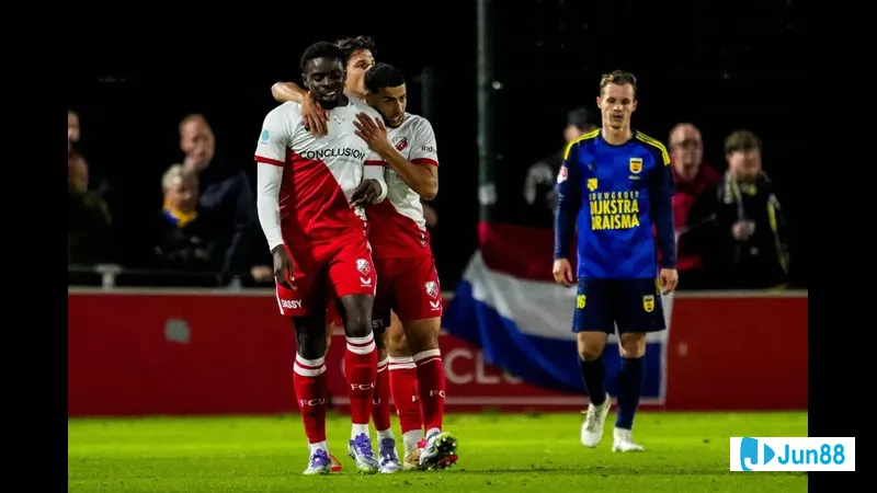 Cầu thủ Lyon vượt qua phòng ngự của Utrecht với tốc độ và kỹ thuật cá nhân xuất sắc Cầu thủ Lyon vượt qua phòng ngự của Utrecht với tốc độ và kỹ thuật cá nhân xuất sắc