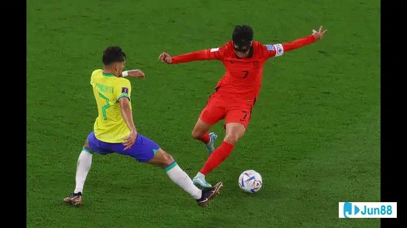 Hàn Quốc cầu thủ ghi bàn vào lưới Brazil với cú sút mạnh từ ngoài vòng cấm