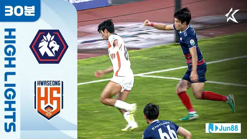 Cầu thủ của đội Hwaseong nỗ lực giữ bóng trước sự áp đảo từ hàng phòng ngự của đội…