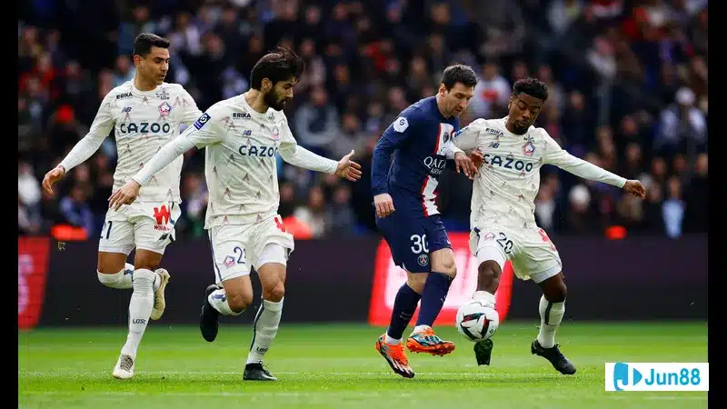 Cầu thủ của đội PSG đang nỗ lực chống chọi với cầu thủ của đội Lille để giành quyền kiểm soát bóng. Cầu thủ của đội PSG đang nỗ lực chống chọi với cầu thủ của đội Lille để giành quyền kiểm…