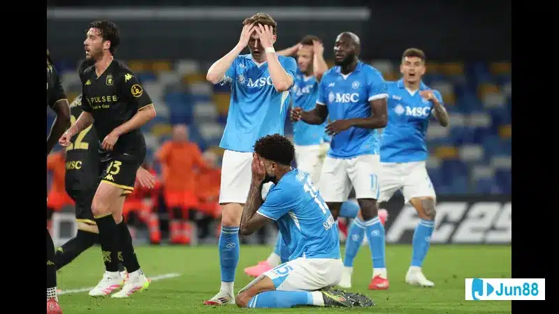 Cầu thủ Napoli dùng kỹ thuật đi bóng để vượt qua cầu thủ Genoa trong trận đấu. Cầu thủ Napoli dùng kỹ thuật đi bóng để vượt qua cầu thủ Genoa trong trận đấu.