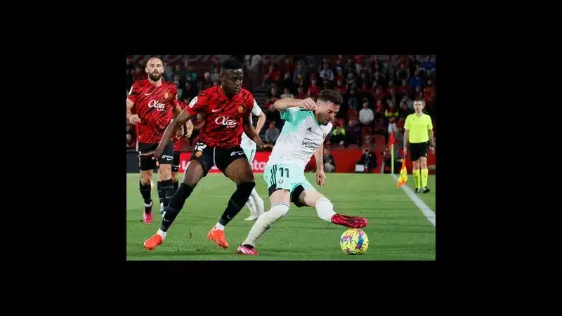 Cầu thủ của Mallorca với sự quyết tâm đối mặt với cầu thủ Osasuna để giành lấy quả bóng