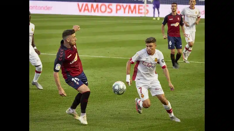 Cầu thủ của Mallorca đang nỗ lực vượt qua sự truy cản của cầu thủ Osasuna