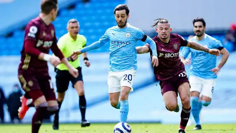 Cầu thủ của Man City vượt qua cầu thủ Leeds, tạo khoảnh khắc quyết định trận đấu