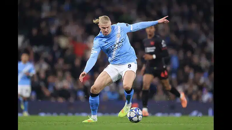 Cầu thủ của Man City tấn công mạnh mẽ trước hàng phòng ngự của Leeds