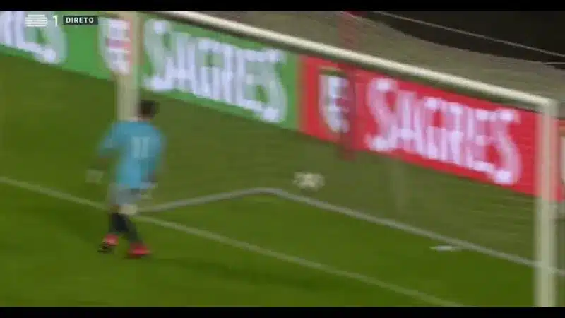 Cầu thủ của Obolon đang cố gắng giữ bóng trước sự áp đảo từ hậu vệ của Kolos Kovalivka