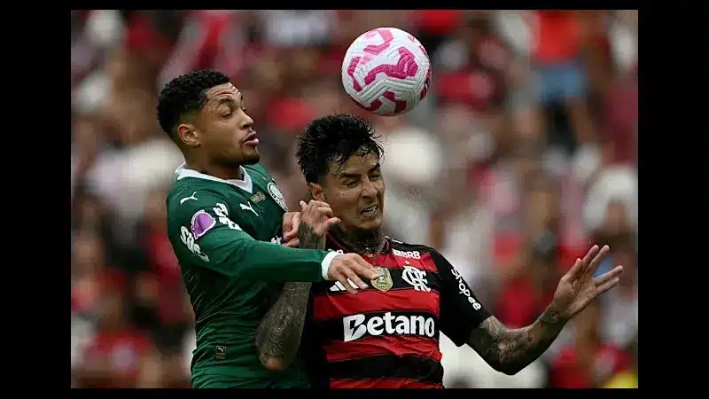 Cầu thủ của Palmeiras cố gắng chặn bóng khỏi cầu môn của Flamengo