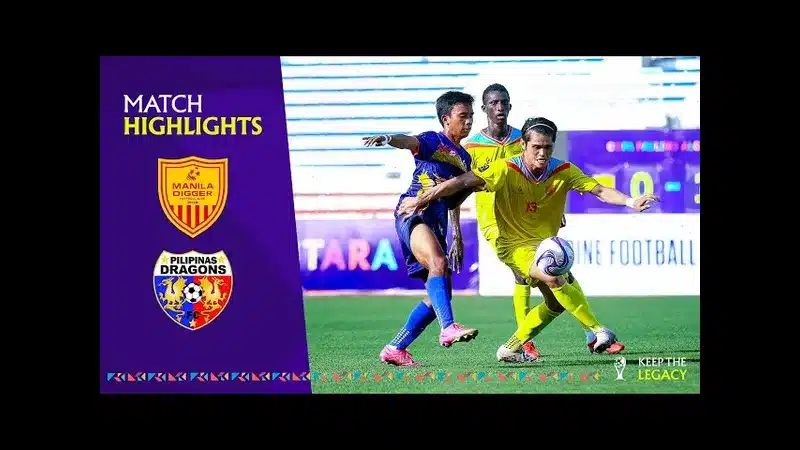 Cầu thủ của Philippine Army vươn cao đánh bóng qua hàng phòng ngự của Manila Digger