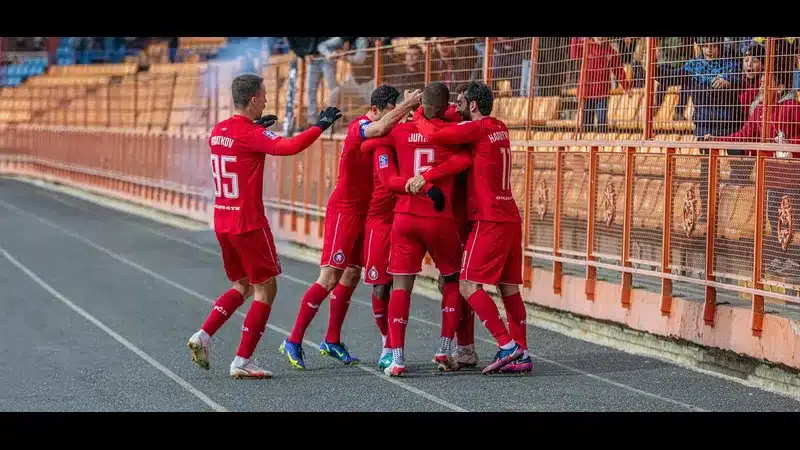 Cầu thủ của Pyunik Yerevan và Ararat Armenia tranh chấp quả bóng trên sân cỏ