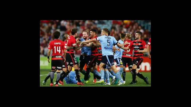 Cầu thủ của WS Wanderers đang cố gắng giữ bóng trước áp đảo của Sydney FC